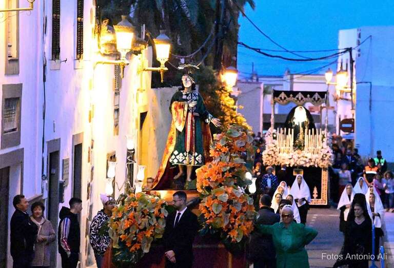 Paso de la procesión por una de las calles del conjunto histórico/Antonio Alí.